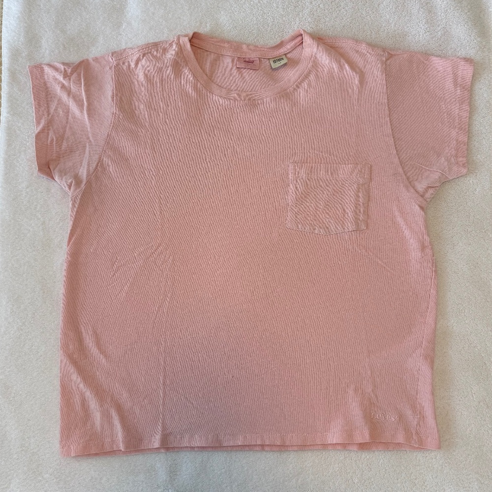 Levi's short sleeve pink t-shirt, large